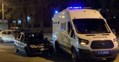В Харькове авто врезалось в микроавтобус, перевозящий арестованных