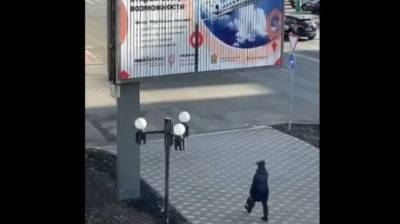 Глас народа | На ул. Суворова пензенцы ходят под шатающимся баннером