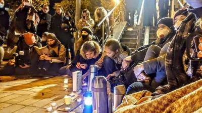 Активисты при свечах читали книгу о Стусе возле Печерского суда