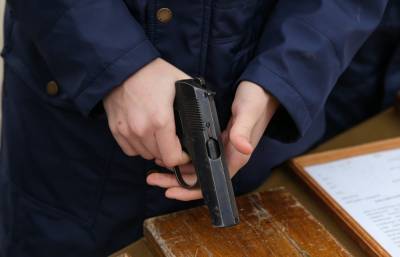 В Петрозаводске молодой человек с пистолетом пытался прорваться в общежитие к девушке