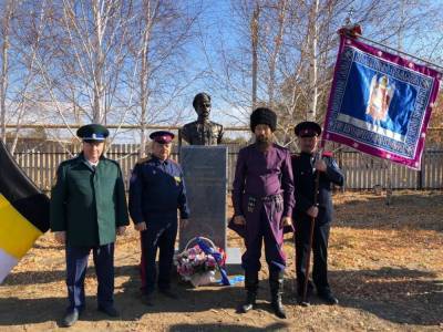 В Оренбургском селе на улице Чапаева открыли памятник полковнику, уничтожившему Чапаева