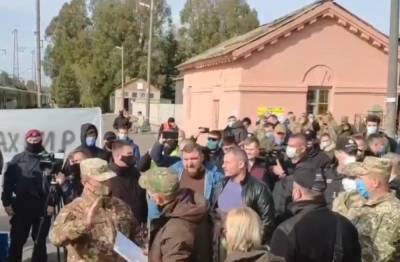 Взяли в кольцо: Как Нацкорпус встретил "Слуг народа" на Донбассе