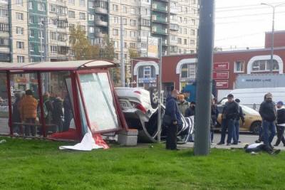 В Петербурге автомобиль въехал в остановку с людьми