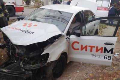 В Энгельсе такси попало в ДТП, пострадали пассажиры