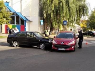 В центре Николаева столкнулись Peugeot и Chery