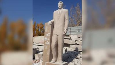 Неудачный памятник Динмухамеду Кунаеву в Алматинской области приведут в пропорциональный вид