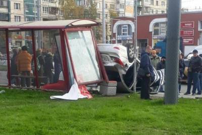 Автомобиль врезался в остановку в Санкт-Петербурге