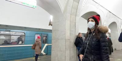 Россиянам объяснили, почему нельзя использовать шарф вместо медицинской маски