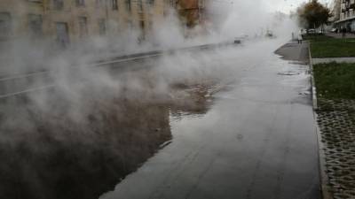 Улицу Шевченко заволокло паром из-за прорыва трубы