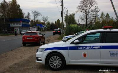 В Тверской области сотрудники ДПС помогли девушке, пробившей колесо на трассе