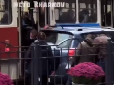 В Харькове «герой парковки» остановил движение трамваев