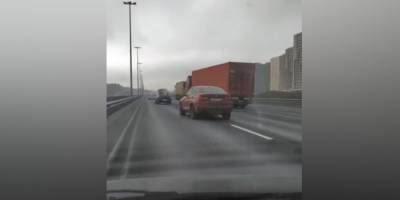 В Петербурге грузовик с умершим водителем проехал еще два километра