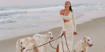В Saint Laurent и Chanel. Звезда Чудо-женщины Галь Гадот снялась в эффектной фотосессии на пляже в Израиле и дала урок ивритского сленга