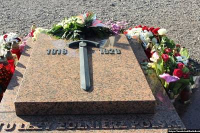 Ветераны боевых действий на Донбассе просят демонтировать польскую военную символику на Лычаковском кладбище