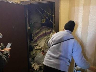 «Стена из мусора»: в Петербурге бабушка захламила квартиру (фото) - rosbalt.ru - Санкт-Петербург