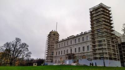 Фасад Гатчинского дворца освобождают от лесов - piter.tv - Ленобласть