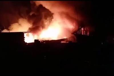 Двое мужчин спасли пять человек из горящего дома в Чите – бабушку выносили на руках