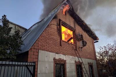 В Чурилово загорелся двухэтажный частный дом