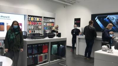 В Петербурге покупатели выстроились в очереди за новым iPhone 12