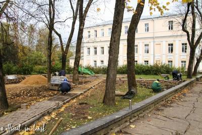 В Смоленске благоустраивают сквер возле художественной школы