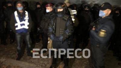 Активисты блокировали все выезды из-под Шевченковского суда, где рассматривают продление меры пресечения Антоненко