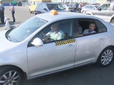 В России заговорили о дефиците курьеров и таксистов