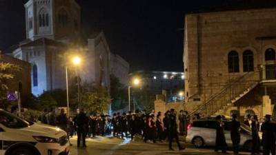 Сотни ортодоксов собрались ночью на похороны, полиция дала согласие