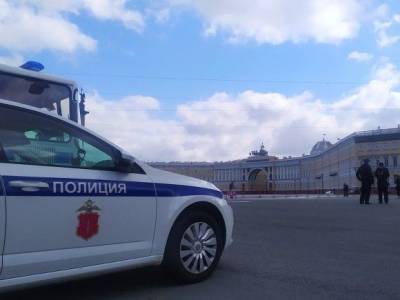 Двое полицейских избили и ограбили молодого петербуржца в подъезде