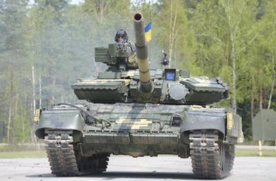 Украинские военные активно подводят боевую технику к линии фронта в Донбассе
