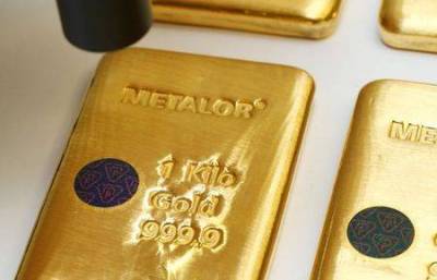 Золото достигло недельного пика на фоне надежд на стимулы в США