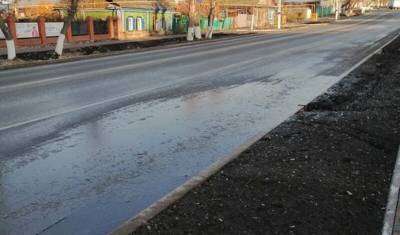 Жители Ишима жалуются, что новую дорогу постоянно топит
