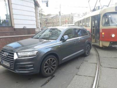 На Подоле в Киеве «король парковки» на Audi заблокировал движение трамваев