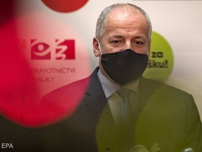 Министру здравоохранения Чехии предложили уйти в отставку. Он пришел на встречу без маски