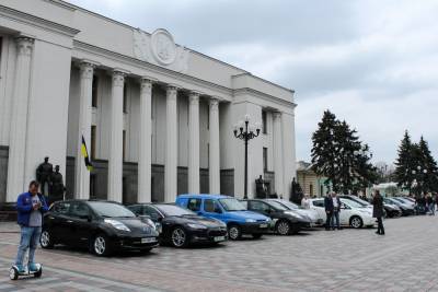 Укравтопром рассказал, сколько всего электромобилей в Украине (23,3 тыс.) и назвал Топ-10 самых популярных моделей [инфографика]