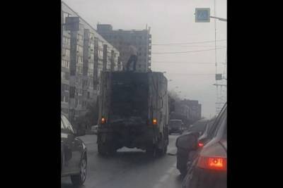 В Тольятти полуголый мужчина танцевал на движущемся мусоровозе
