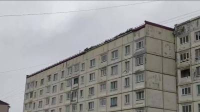 Почти отремонтированная крыша корсаковского дома "собралась на юг"