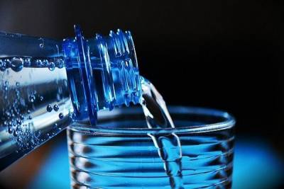 Роскачество предложило размещать на бутылках с водой надпись «обработанная вода»