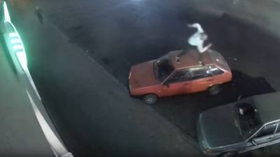 Парень пробежался по крышам авто у бара в центре Воронежа: появилось видео