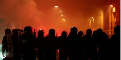 В Неаполе акция против карантинных ограничений переросла в беспорядки, полиция применила слезоточивый газ