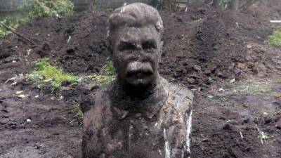 Иосиф Сталин - В Ровно рабочие откопали бюст Иосифа Сталина - newsland.com - Украина - Ровно