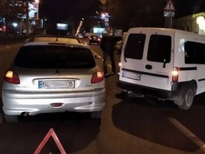 В Николаева Opel при выезде с парковки врезался в Peugeot
