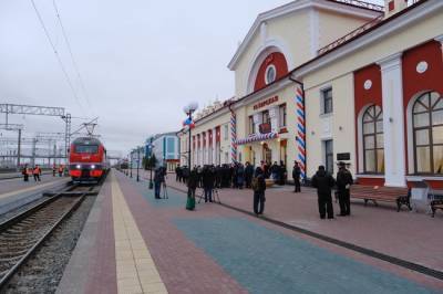 Губернатор Новосибирской области дал старт работе двух обновленных железнодорожных вокзалов