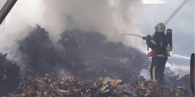 Под Киевом произошел пожар на предприятии по утилизации химических веществ, четверо пострадавших — видео