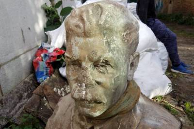 В Ровно во время обустройства канализации выкопали бюст Сталина