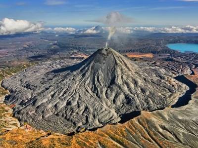 На Камчатке вулканы Крымский и Безымянный выбросили 14 км пепла