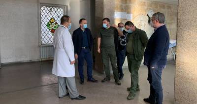 Глава Минздрава Армении побывал в ряде медцентров, где лечат раненых солдат