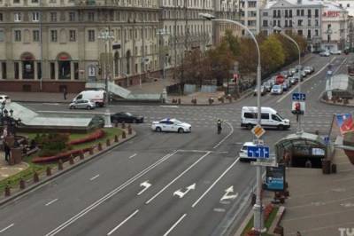 К Минску стягивают войска и спецтехнику, на улицах ставят ограждения