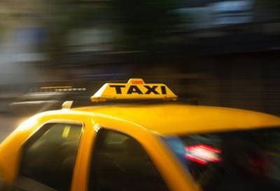В Петербурге таксист отобрал у скрипачки банковскую карту и 140 тысяч рублей