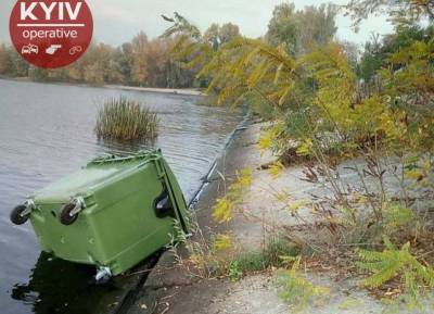 В Киеве выбросили в Днепр альтфатеры с мусором