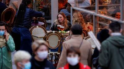 Во Франции за сутки выявлено более 52 тысяч случаев коронавируса